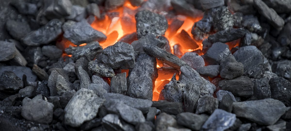 Wysokokaloryczny węgiel dający dużo ciepła – płomienie w piecu